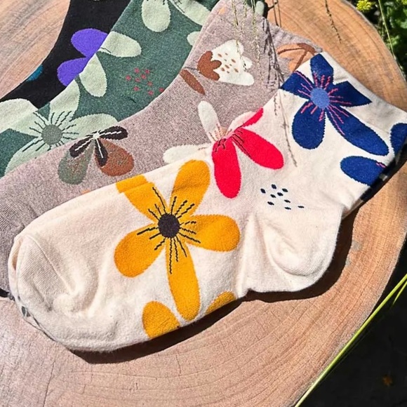 Closeout!▪️POL Floral Socks in Ivory with Multi flowers - Picture 4 of 7